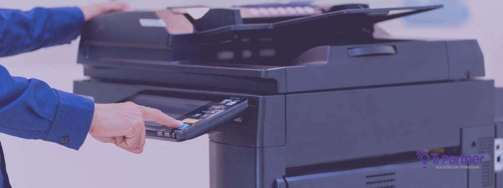 pessoa clicando no botão da impressora a laser para imprirmir o documento, na ti partner você tem os melhores equipamentos para impressão para a sua empresa
