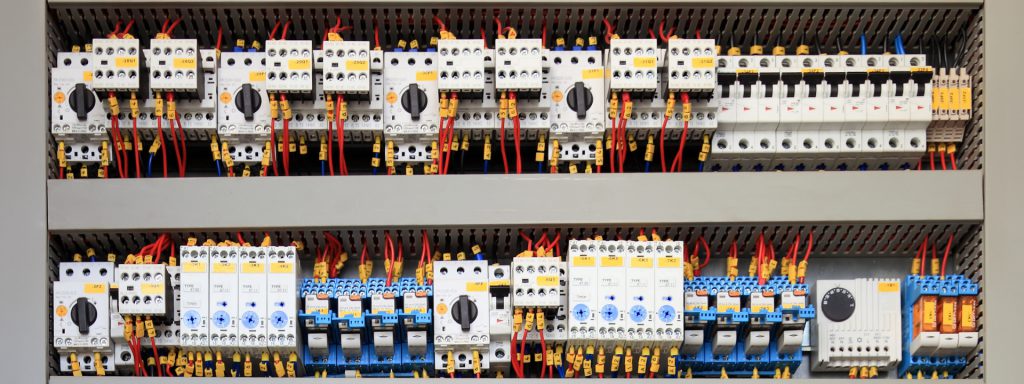 Você conhece um painel elétrico? Sabe da importância disso na sua empresa?
Se ainda não sabe, entenda tudo sobre esse assunto agora mesmo.